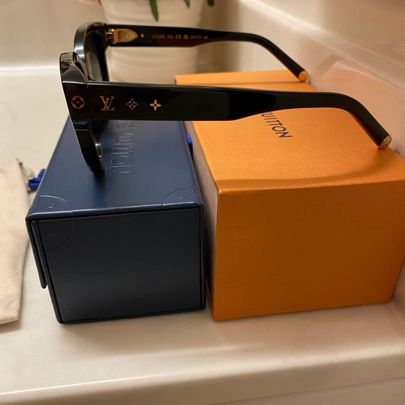 LOUIS VUITTON MONOGRAM ROUND SUNGLASSES BLACK AND GOLD - Picture 4 of 9